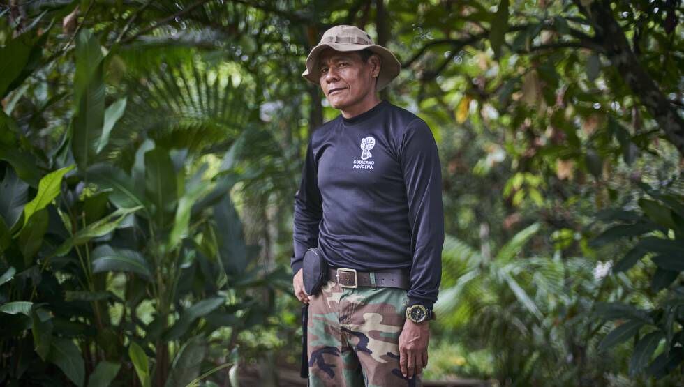 José Gregorio, líder Guarda Indígena Ambiental (G.I.A.), posa para a foto na Amazônia que rodeia o rio Amacuyacu.