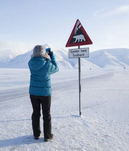 Sinal de advertência no vale de Adventdalen, perto de Longyearbyen, nas ilhas Svalbard (Noruega)