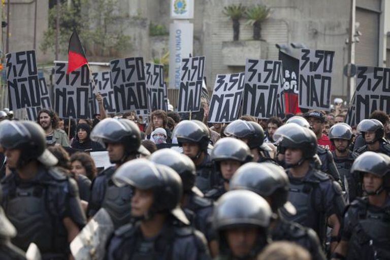 Policiais e manifestantes no protesto do último dia 16.