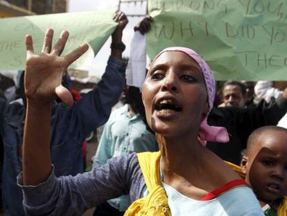 Mulher protesta contra o ataque de Garissa em Nairobi.