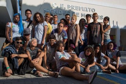 Alunos da escola estadual ocupada na Ilha do Governador, no Rio.