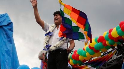 O ex-presidente boliviano Evo Morales acena a simpatizantes durante um comício com simpatizantes em Chimoré, departamento de Cochabamba, Bolívia.