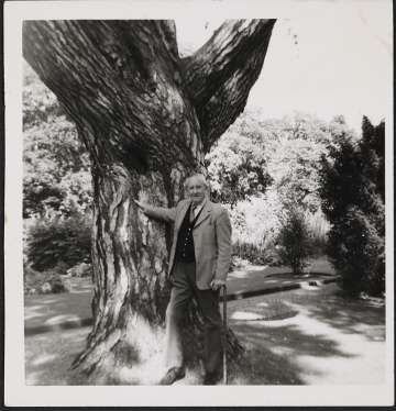 Tolkien no Jardim Botânico de Oxford, em 1973
