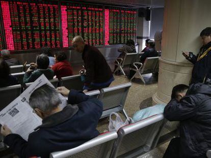 Investidores acompanham a evolução das Bolsas em Pequim.