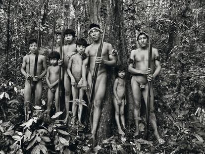 Homens da tribo awá, em seu habitat natural, em plena Amazônia brasileira. Os integrantes deste grupo indígena são principalmente caçadores-coletores e horticultores nômades.