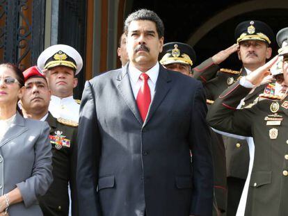 Nicolás Maduro ao lado do ministro da Defesa da Venezuela, general Vladimir Padrino Lopez e a primeira-dama, Cilia Flores.