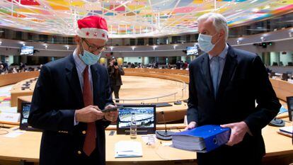 O negociador comunitário Michel Barnier (direita), durante a reunião extraordinária convocada na sexta-feira em Bruxelas.