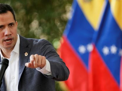 O líder oposicionista venezuelano Juan Guaidó fala a jornalistas em Caracas, em 9 de abril de 2021. Em vídeo, a mensagem lançada nesta terça-feira por Guaidó para buscar uma solução à crise do país mediante um processo de negociação.
