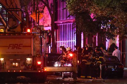 Bombeiros de Nova York esta noite no bairro de Chelsea, onde se produziu uma explosão.