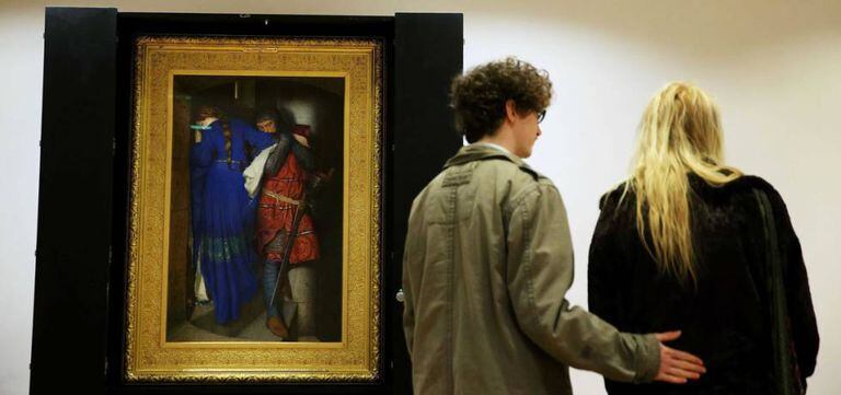 Um casal de visitantes diante de ‘Encontro na torre’, de Frederic William Burton, na National Gallery of Ireland