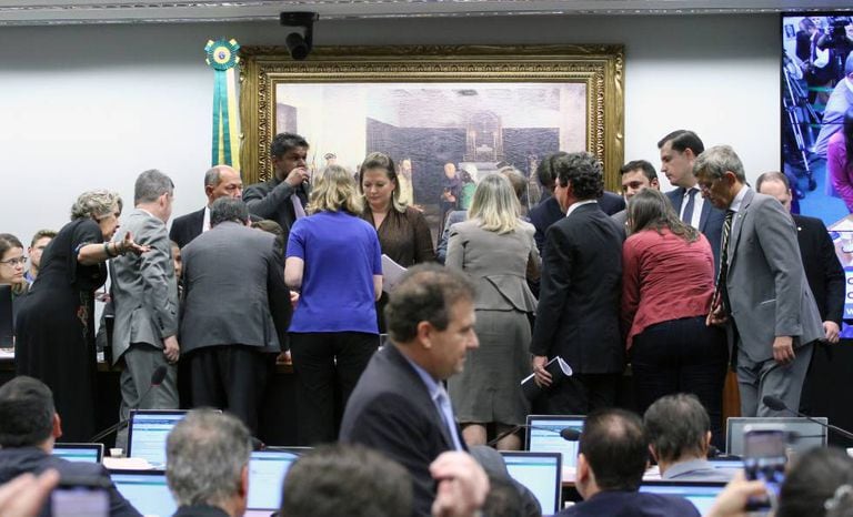 Deputados interrompem sessão após divergências.