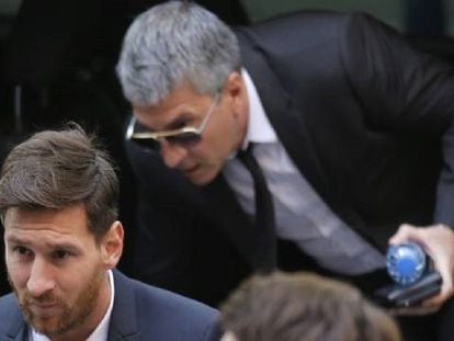 Messi, junto a seu pai, nos Tribunais de Barcelona em junho.