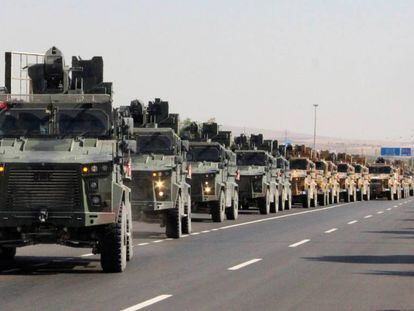Comboio militar turco perto da fronteira turco-síria, nesta quarta-feira.