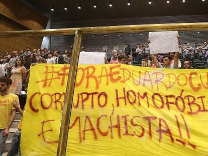 Manifestantes criticam Cunha na Assembleia paulista.