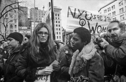 Gloria Steinem, no início da marcha do Dia da Mulher em 7 de março de 1975 em Nova York.  