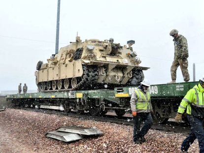 Vários soldados preparam um tanque para transportá-lo para a Europa, em Fort Carson (Colorado), em 2 de dezembro.