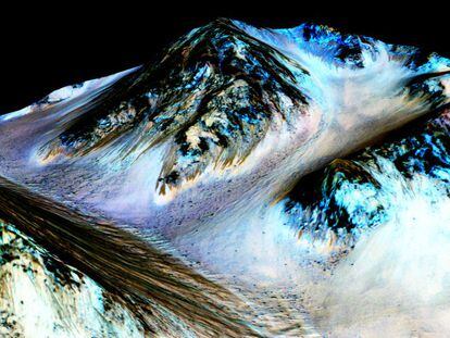 Em 29 de setembro a NASA anunciou que ter achado novas provas da existência de água líquida em Marte. A descoberta se baseava em umas imagens tomadas pela sonda MRO. Nelas, viam-se estrias escuras que escorriam a superfície do planeta vermelho. Um estudo publicado na 'Nature Geoscience' analisou pixel a pixel as imagens através de um espectrômetro de imagem, que permite identificar os minerais que há na superfície marciana. A equipe estudou as variações que havia dentro da cada pixel das imagens da MRO e concluiu que na superfície havia salgues hidratadas. Em abril, outro estudo da equipe científica a cargo do robô 'Curiosity' já assinalava que na superfície de Marte pode ser formado água líquida graças a um tipo de sal conhecido como perclorato.
