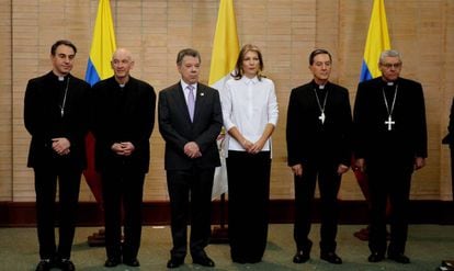 O núncio apostólico e Juan Manuel Santos anunciam a visita do Papa.