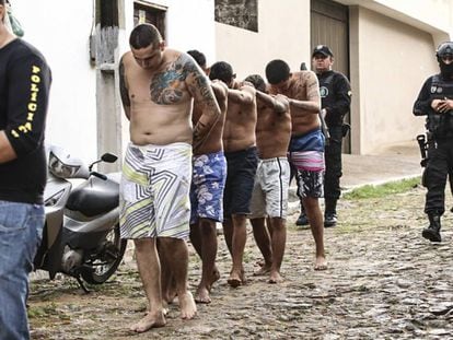 Presos são retirados de cadeia em Itapajé (CE) após massacre.