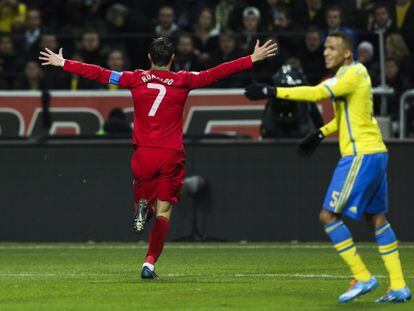 Cristiano Ronaldo celebra um de seus gols contra a Suécia.