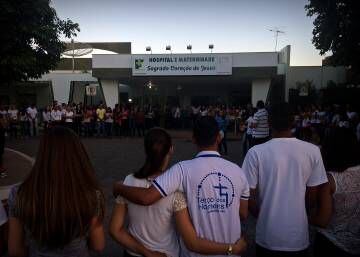 População de Janaúba faz corrente de orações em frente a hospital.