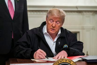 Donald Trump assina a lei de emergência nesta sexta-feira, na Casa Branca.
