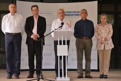 A equipe de negociação do Governo da Colômbia.