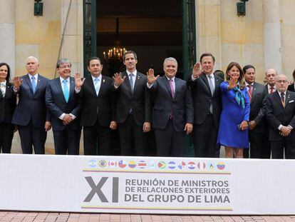Juan Guaidó (centro), na reunião do Grupo de Lima em Bogotá.