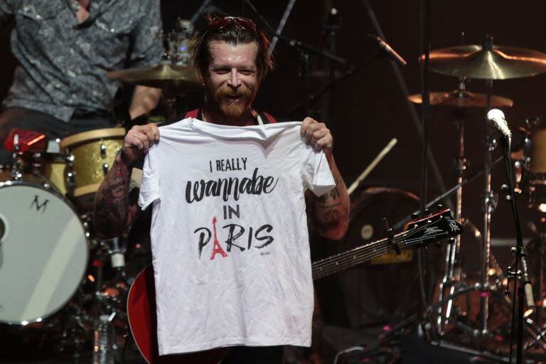 Jesse Hughes, cantor do grupo Eagles of Death Metal, em show no Olympia.