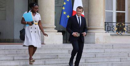 Macron sai do Elíseo com uma de suas assessoras, Sibeth Ndiaye.