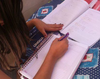 Maria Carolina estudando em casa.