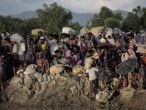 Refugiados rohingyas esperam para cruzar o rio Naf, que delimita a fronteira entre Myanmar e Bangladesh, em 9 de outubro