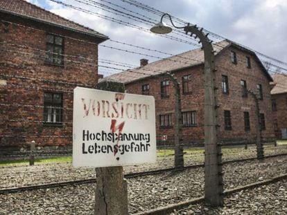 Cerca de arame farpado no antigo campo de concentração e extermínio nazista de Auschwitz