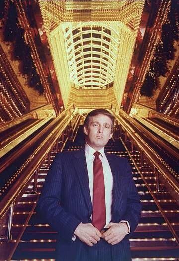 Um Donald Trump jovem posa em 1989 em uma torre que decidiu batizar com seu nome.