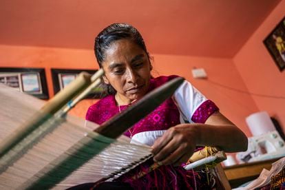 Francisca Pérez trabalha em sua casa no povoado de San Andrés Larráinzar no Estado de Chiapas, em 29 de junho. GLADYS SERRANO
