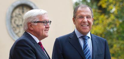 Steinmeier (esquerda) e Sergei Lavrov, antes da reunião em Berlim.