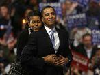 Michelle Obama abraza a su esposo Barack durante el mitin de la noche electoral en Nashua.