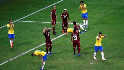 Brasileiros lamentam o resultado na Fonte Nova. 