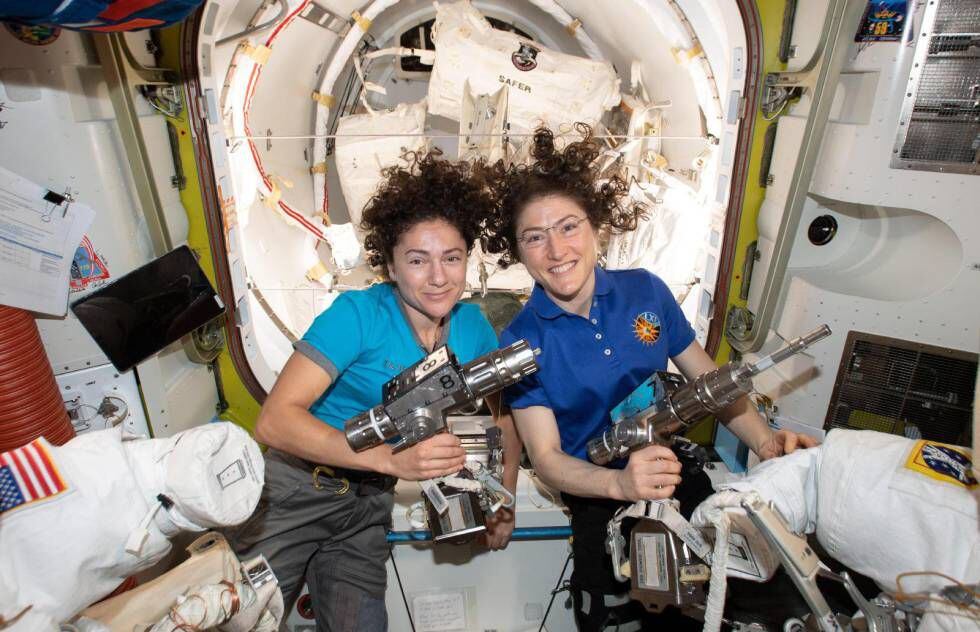 Jessica Meir, à esquerda, com o traje espacial, junto à sua colega Christina Koch, em uma foto de 12 de outubro