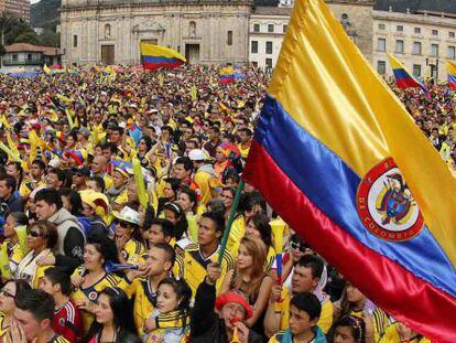 Colombianos comemoram a vitória contra o Uruguai em Bogotá.