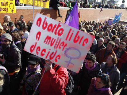 Manifestantes em Madri contra a reforma da lei do aborto.