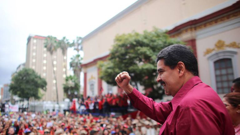 O presidente de Venezuela, Nicolás Maduro, acena para o público durante um ato oficial no dia 7 de novembro