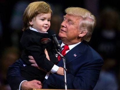 Donald Trump em um comício da Pensilvânia com Hunter Tirpak, de dois anos, o ‘bebê Trump’.
