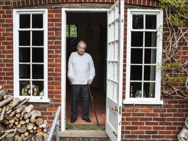 George Steiner en la puerta de su casa en Cambridge en 2016.