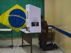 Brasileiro vota em colégio eleitoral de São Bernardo do Campo, São Paulo.