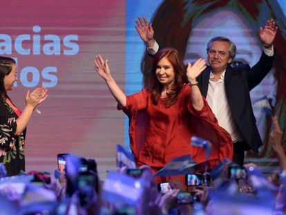 Alberto Fernandez com a ex-presidenta Cristina Kirchner, sua companheira de chapa diante dos apoiadores em Buenos Aires.
