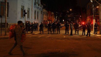 Usuário segue em direção a Alameda Cleveland sob o olhar da polícia.