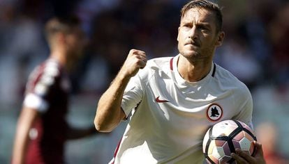 Totti comemora gol contra o Torino.