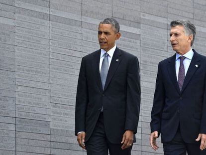 Obama e Macri caminham no Parque da Memória em Buenos Aires.
