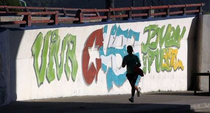 Jovem corre pelas ruas de Havana.